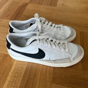 Nike blazers low strl 39 - Vita nike blazers low i strl 39. Superbra skick då de knappt har användts