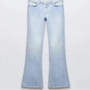Säljer dessa Zara jeans som är köpte förra året då de tyvärr inte kommer till användning💋använd fåtal gånger