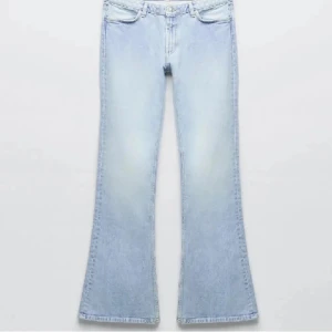 Low waist jeans - Säljer dessa Zara jeans som är köpte förra året då de tyvärr inte kommer till användning💋använd fåtal gånger