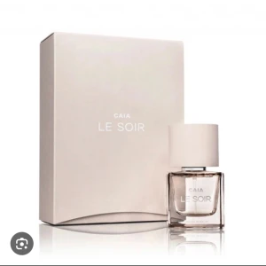 Le soir caia - Säljer en helt ny och oöppnad parfym från Caia Le soir. Parfymen luktar exakt som valentino Donna born in Roma för er som undrar. Parfymen var också en exklusiv produkt för julkalendern och går därmed inte att få tag på.