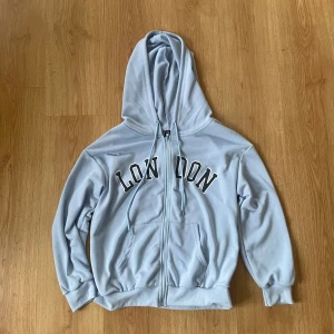 Blå kofta - Super fin blå kofta som knappt är använd. I fint skick. Passar S Skriv vid frågor 