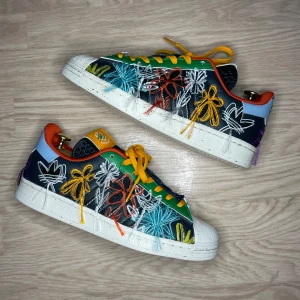 Adidas Superstar Sean Wotherspoon - Adidas Superstar AEC Sean Wotherspoon   Använda ett fåtal gånger, inga skador på skorna  Strl: 42, passar 42,5 perfekt   original box medföljer