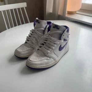 Air Jordan 1 High Metallic Court Purple - Dessa skor är i väldigt bra skick, lite smutsiga bara. Pma mig för vid funderingar :) Pris ej hugget i sten 🪨 🪓  Mvh Nils :)