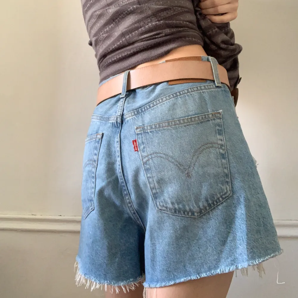 Levis shorts, oversized på mig som är S/M. Frakt tillkommer, skriv vid frågor 💞. Shorts.