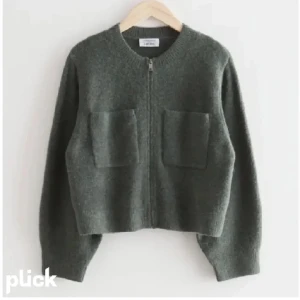 & other stories kofta - Säljer denna populära & other stories ullstickade koftan då jag inte använder den längre. Endast använd 2 gånger. Säljer för 500. 