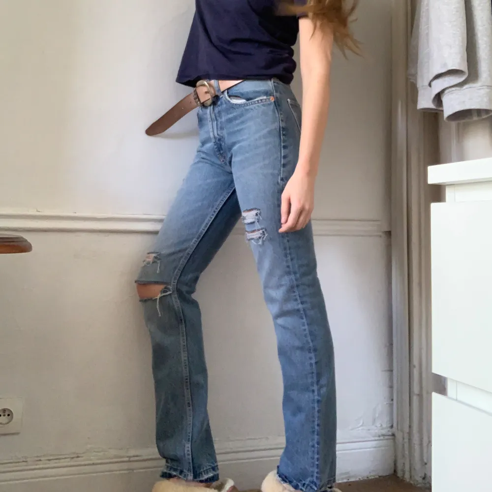 Slitna jeans, storlek 36/S. Frakt tillkommer, skriv vid frågor💞. Jeans & Byxor.