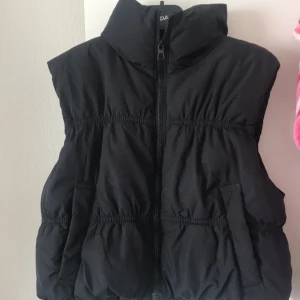 Väst - Skriv om ni har några frågor