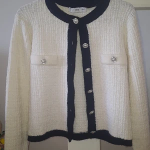 Fin stickad kofta - Jätte fin stickad kofta med vackra knappar och lite glitter i tyget (se bild 3). Endast använd vid ett tillfälle. Strl S.