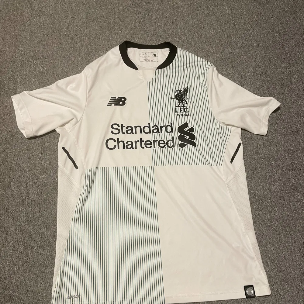 Nu säljer jag denna Liverpool tröja från 2017/2018 säsongen. Skicket är bra förutom en liten fläck på ryggen. Vid köp denna månaden skickar jag med ett armband på köpet. Hör av er vid intresse🔥💫[ÄKTA]. T-shirts.