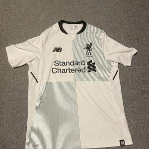 Nu säljer jag denna Liverpool tröja från 2017/2018 säsongen. Skicket är bra förutom en liten fläck på ryggen. Vid köp denna månaden skickar jag med ett armband på köpet. Hör av er vid intresse🔥💫[ÄKTA]