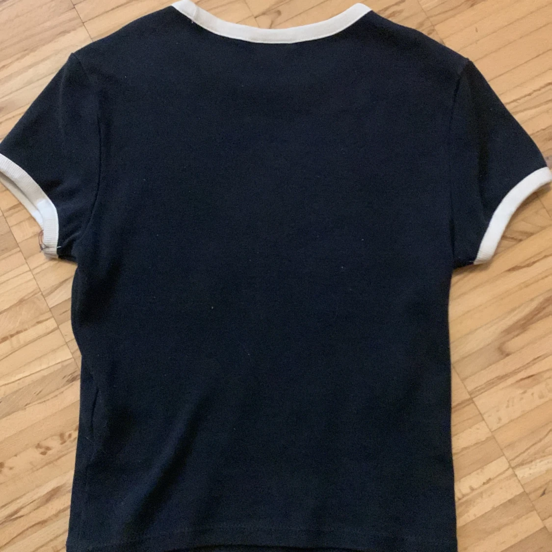 Mörk blå t shirt med tryck  - 90