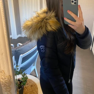 Svea jacka - Hej! Säljer min Svea jacka då den inte kommer till användning längre. Storleken är 160 men passar jätte bra på mig som brukar ha XS eller S. Den är i fint skick!😊Fluffet går att ta av.
