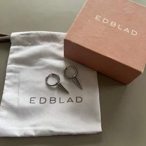 Säljer dessa silver örhängen från Edblad då de inte kommer till användning längre. Använda fåtal gånger💓