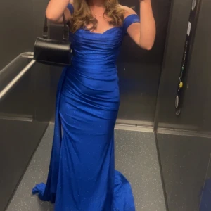 Balklänning pris kan diskuteras - Säljer min blå glittriga balklänning bara använd en gång och den är köpte för 3500kr på proms and Weedings i Malmö. Är 157cm  och modellen på klänningen ska va lång med släp där bak så du kan igentligen va hur lång som helst. Frakten är gratis.