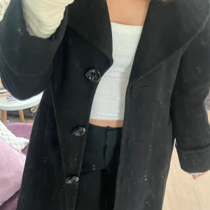 Svart långkappa från Lindex. Storlek 36!💕 - Långkappa från Lindex storlek 36. Jag har storlek 34 men tror den skulle funkat för även strl 38. Har skärp runt midjan. (Inga fläckar utan de är på spegeln) 