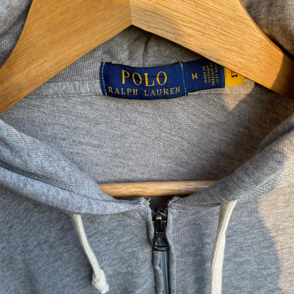 Säljer nu denna Ralph lauren spa terry zip hoodie. Äktenhetsbevis visas i bilden. Den är storlek M men sitter som L. Skick 9/10. Pris kan diskuteras. . Tröjor & Koftor.