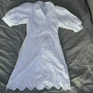 Vit studentklänning i storlek 36, använt en gång och har inga defekter. Bilderna är lånade från Ellos.se