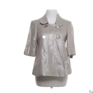 Bolero jacka - Aldrig kommit till användning! Jätte bra skick efter att jag köpt den på Sellpy. Jätte fin till sommaren!