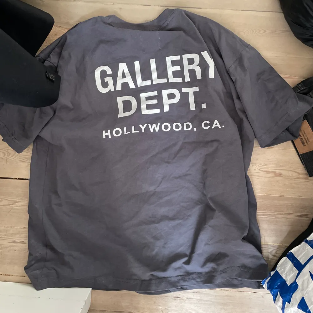 Gallery DEPT. T shirt i storlek medium, boxfit tröja. Dm för bud.. T-shirts.