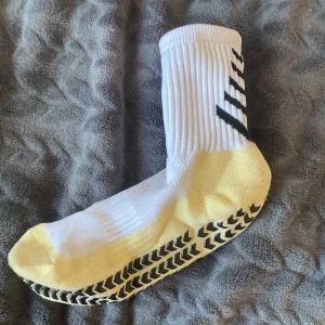 Gripsocks fotboll - 10/10 skick greppet är fortfarande klibbigt använda en träning då jag har andra gripsocks som jag använder snygga och sköna rekommenderar