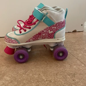 Rullskridskor  - Söta rullskridskor, högra skons band är lite slitat men annars är de jättefina