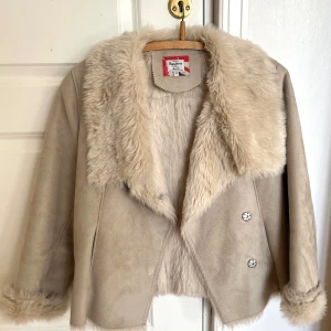 Pälsjacka - Jacka från Pepe Jeans i biker / shearling modell med päls. Beige färg, mocka liknande material. Storlek medium, något liten i storleken 💓Mycket fint skick!