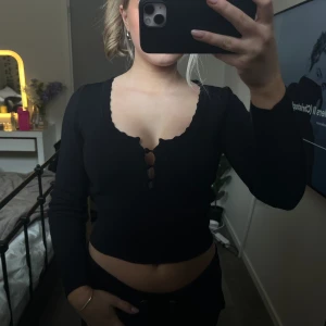 Tröja - Säljer denna fina tröja ifrån Zara, super fin tröja som är i fint skick💕