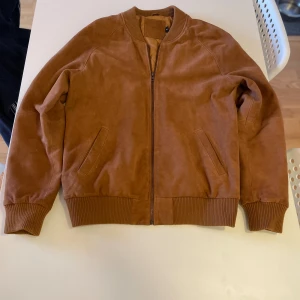 Asos mocka zip up  - Super clean asos mocka zip up som passar perfekt för våren och sommaren.   Inga fel eller liknade 👌   Pris kan alltid diskutera 