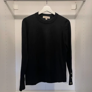 Michael Kors Tröja - Fin Michael Kors tröja i hyfsat skick. Nypris 2200kr. Storlek L, men passar mig som har storlek S