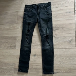 Jack and Jones jeans  - Säljer dessa as feta Jack and Jones jeansen i slim fit i färgen mörkblå. Storlek 29/30 och är väldigt sällsynta.
