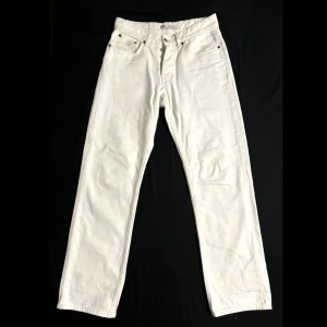 Vita zara jeans - Storlek 38 (W31/32). Byxorna säljs då jag snabbt växte ur de och nästan aldrig använde de på grund av det, och dom har bara legat runt sedan hösten. Byxorna passar löst och har raka ben. Nypris 450 kr.