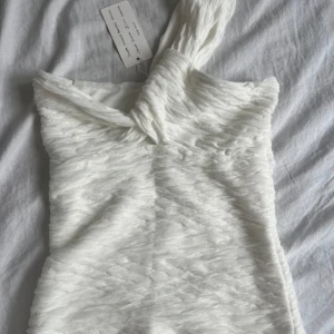 Vit topp - Jätte fin topp från sollinary, köpt från vinted och ser precis ut som på bilden. Skriv för mer bilder💗💗