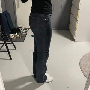 Mörkblå jeans från Armani. Raka/bootcut med låg midja. Jättebra skick, knappt använda! Nypris 1200, skriv gärna prisförslag🥰