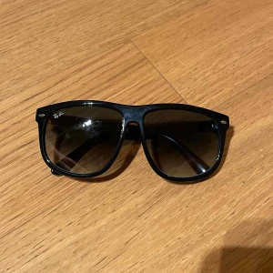 Rayban Boyfriend  - Knappt använda Rayban Boyfriends! Inget OG finns med så det är bara glasögonen som kommer.