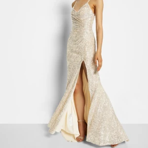 Balklänning - Intressekoll på min balklänning från mascara! Har lagt upp den så att den ska passa mig som är ca 160💕 kan tänka mig att gå ner i pris😊