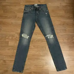 Jättefina jeansbyxor från Lager 157 som bara har varit använda 2 gånger! Tryck gärna på köp nu eller kontakta vid frågor.