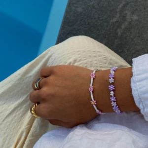 Smycken  - Säljer dessa supersöta armbanden för 49 och 69kr💞💞 Perfkta till sommaren!☀️ Frakten kostar 18kr😚