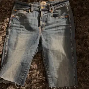 Vanliga jeans som blivit avklippta till shorts, (slutar ungefär vid knäna). I storlek S