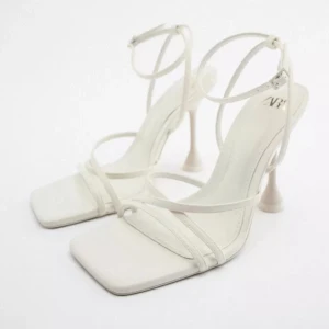 Zara   - Helt nya från Zara. Va lite små för mig så säljer nu. Köparen står för frakt