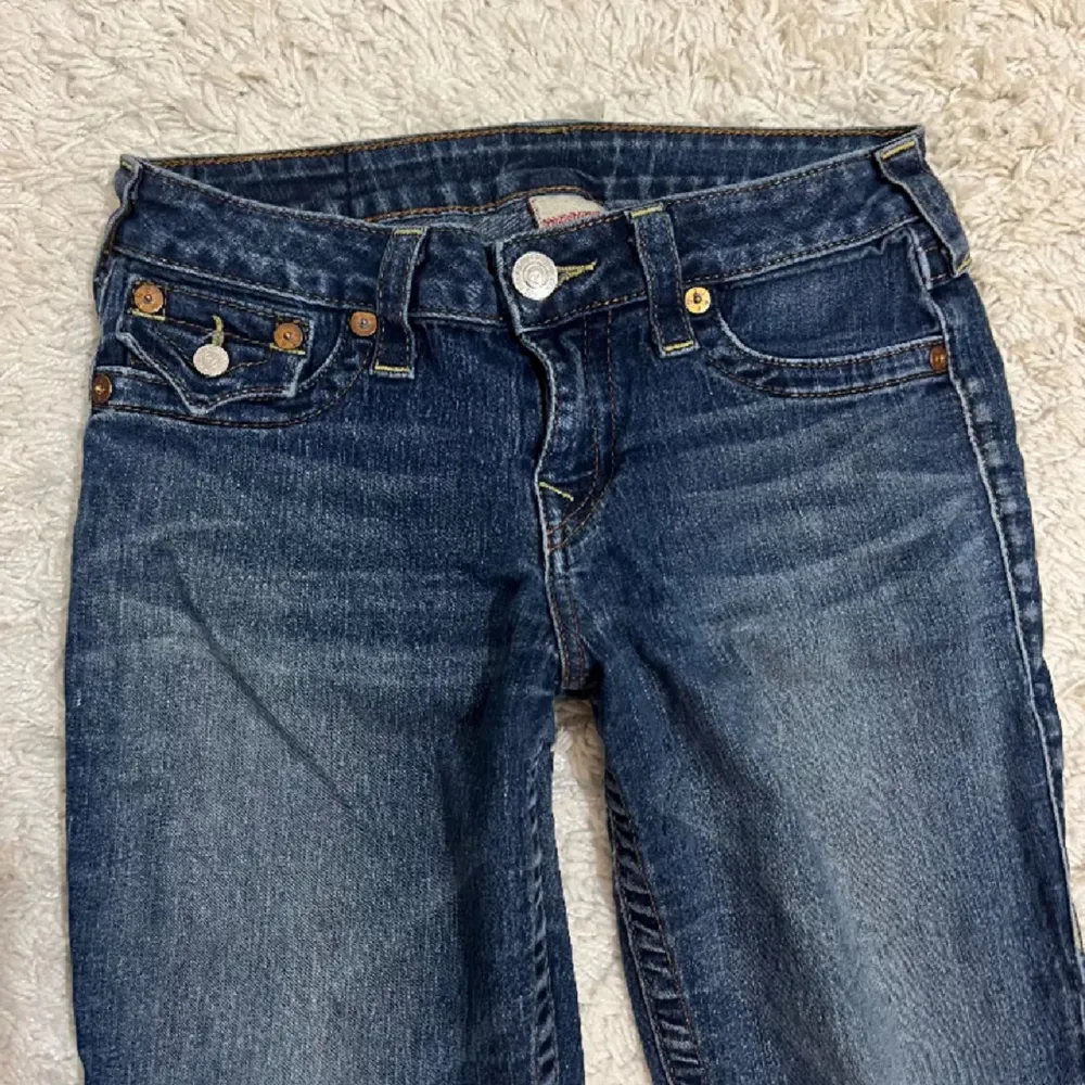 True Religion Jeans, i perfekt skick 💕Midjan är 80cm och innerbens är 76cm  🤍. Jeans & Byxor.
