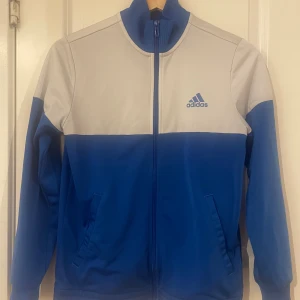 Blå adidas kofta  - Fett adidas kofta. Inga defekter 