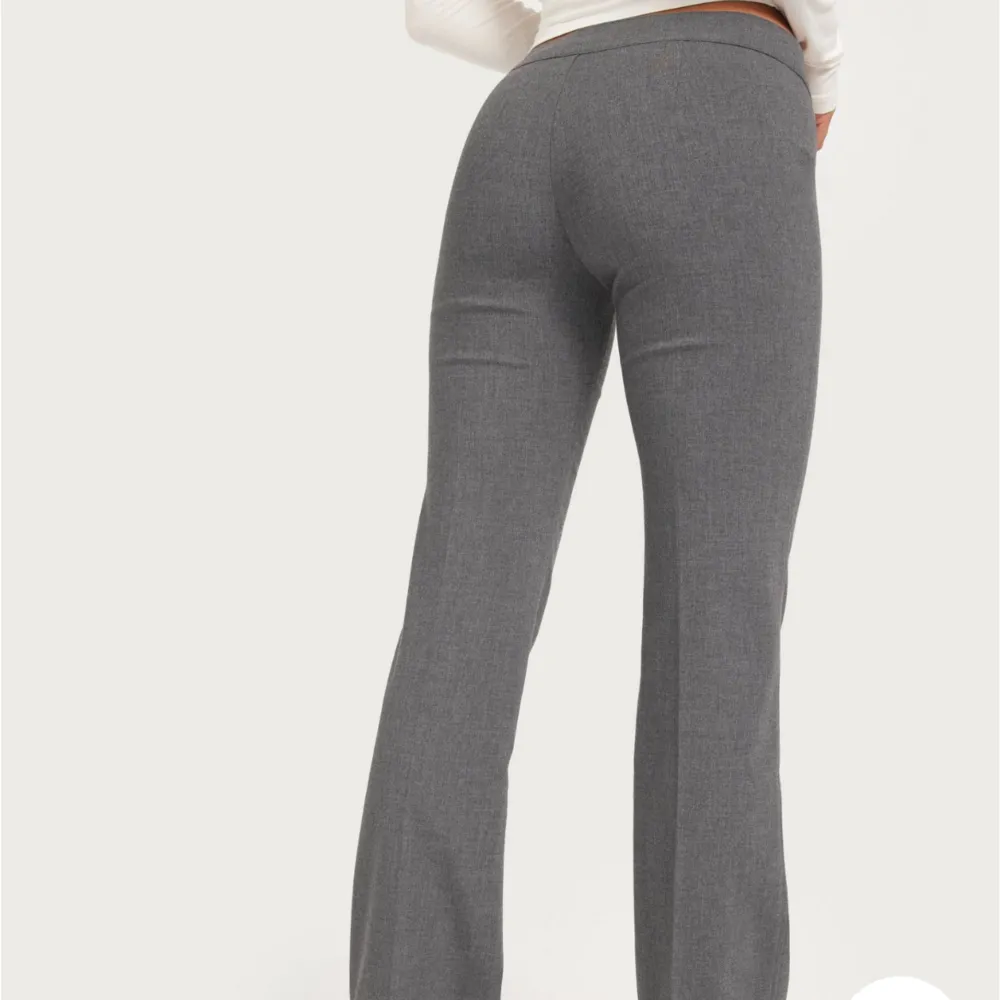 Säljer dessa grå kostymbyxor som tyvärr inte kommer till användning längre!. Super fina och bekväma🫶🏻 . Jeans & Byxor.
