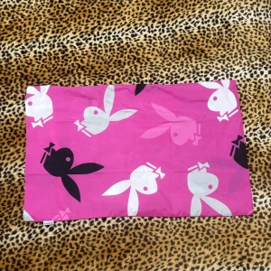 2000s playboy kuddfodral - ✰*ੈ✩‧₊˚ läs gärna köpvillkoren innan köp ✰ pris diskuteras INTE <3 ✰ har inga defekter alls, ny och aldrig använd ✰ 75 x 47 cm ✰ skriv gärna vid frågor💋