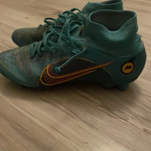 Nike mercurial  - Säljer mina Nike mercurials i storlek 40,5. Skicket på dem är 8/10. Inga större slitningar utan endast lite smutsiga men det kan jag lösa. Ordinarie pris 3000. Säljer för 599. Skriv ett pm om ni har några frågor!