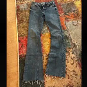 fri frakt!! superfina utsvängda jeans jag säljer då de var för små för mig 💕  midjan är 35 rakt över, innerben 84 💕hör av er vid frågor! 🫶