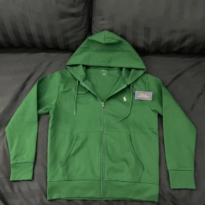 Polo Ralph Lauren zip hoodie  - Säljer nu denna Ralph Lauren full-zip. Den är het ny och har kavr lappen på sig. Den är riktigt skön och är gjord av ett riktigt härligt material. Det är bara att höra av sig vid frågor eller om man vill ha flera bilder🤗🤗🤗