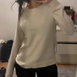 Stickad tröja - Säljer min fina stickade tröja!! Lite nopprig 🤍