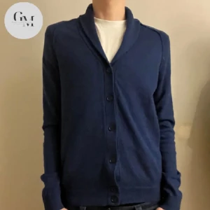 Marinblå cardigan - Den är storlek S men kan passa M slimfit ✅ Personen i bilden är lite över  185+ganska smal🫃🏼❌ Den är ganska tunn också