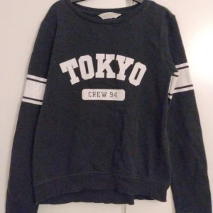 Svart fodrad tröja - Långärmad svart tröja med motiv "Tokyo Crew 94" på framsidan och vita ränder på ärmarna med muddar. Fortfarande fin, storlek 170 men passar även XS. Skriv vid frågor/intresse ☺️🤍