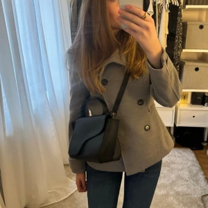  Vårjacka -  Jättefin kappa i grå säljer för att jag måste rensa mina kläder gå in och kolla på andra saker jag säljer 💕💕💕